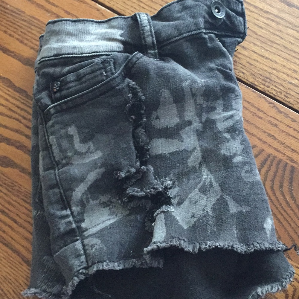 Cure lovesick camouflage ripped jean shorts